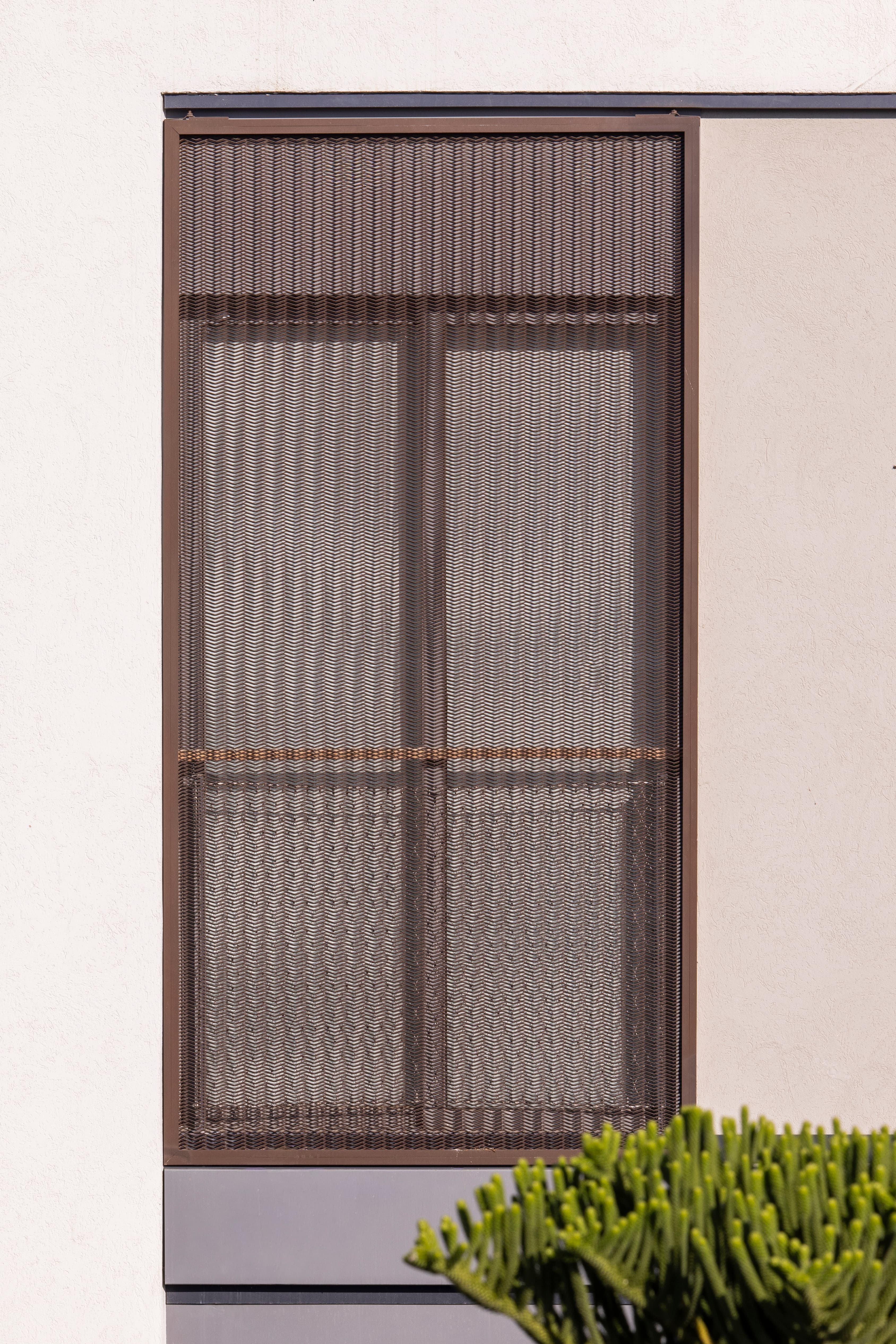 Shtand 9 bronze mesh detail