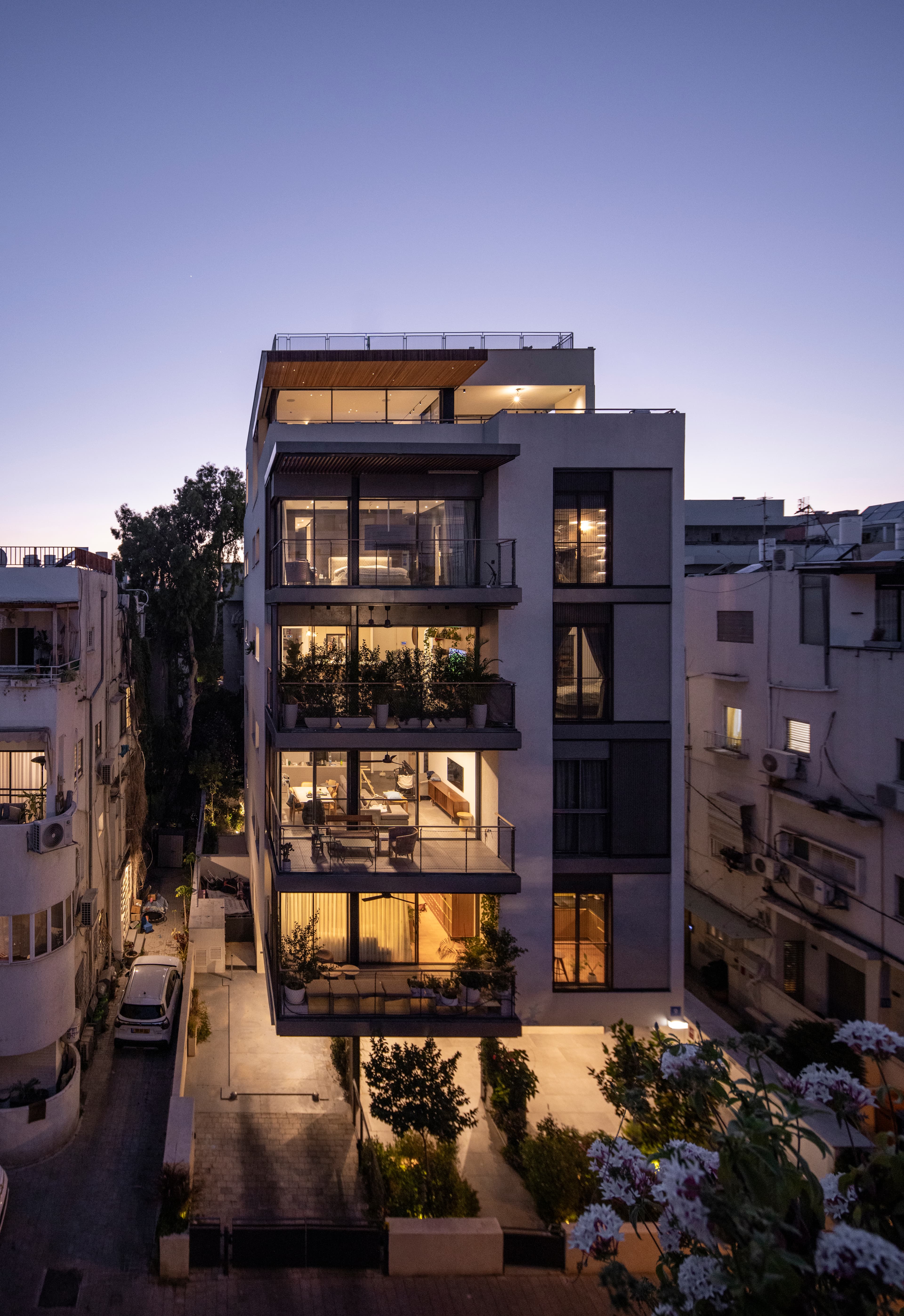 Shtand 9 at blue hour