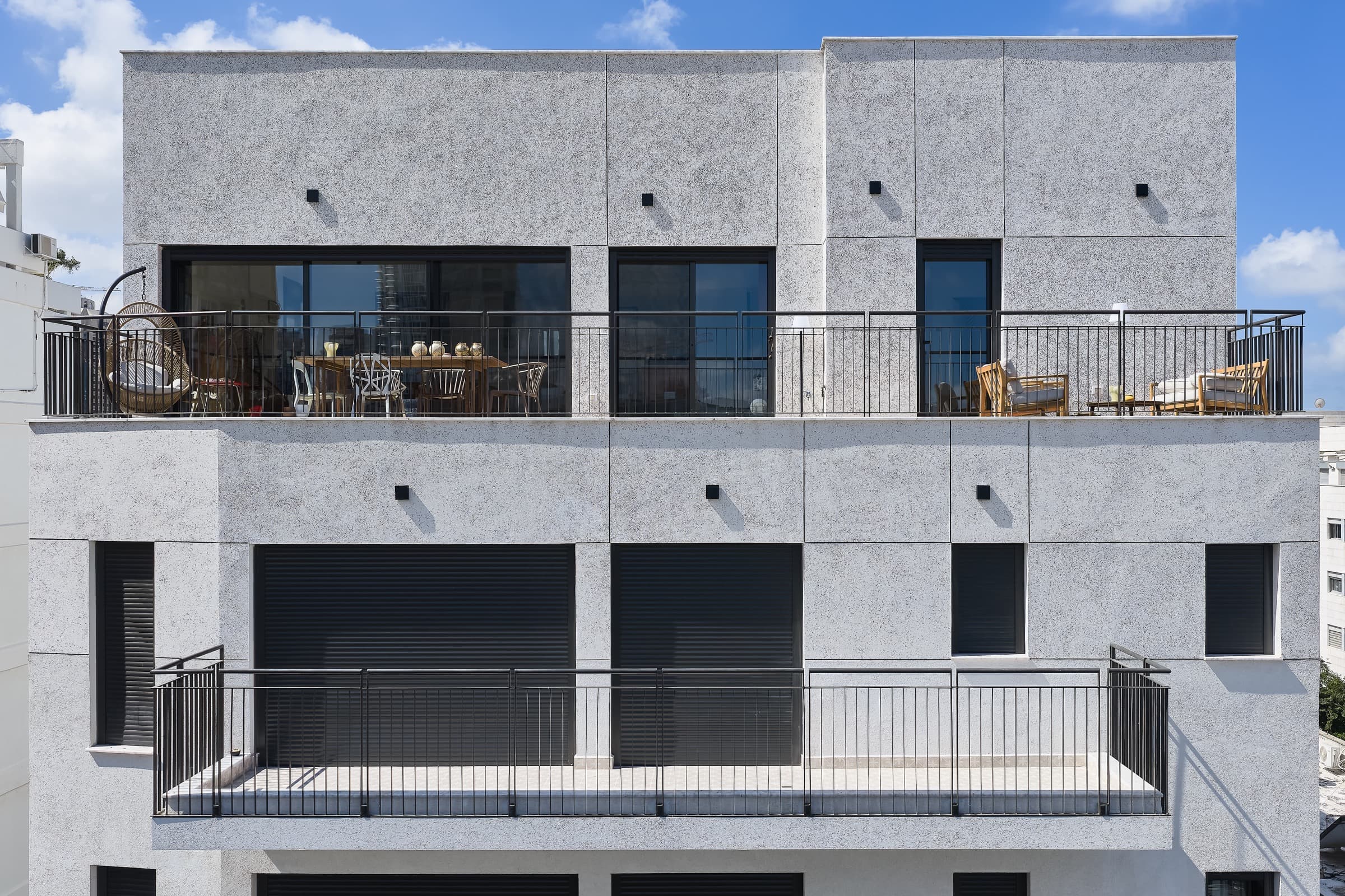 Facade superieure et balcons de Beeri 19