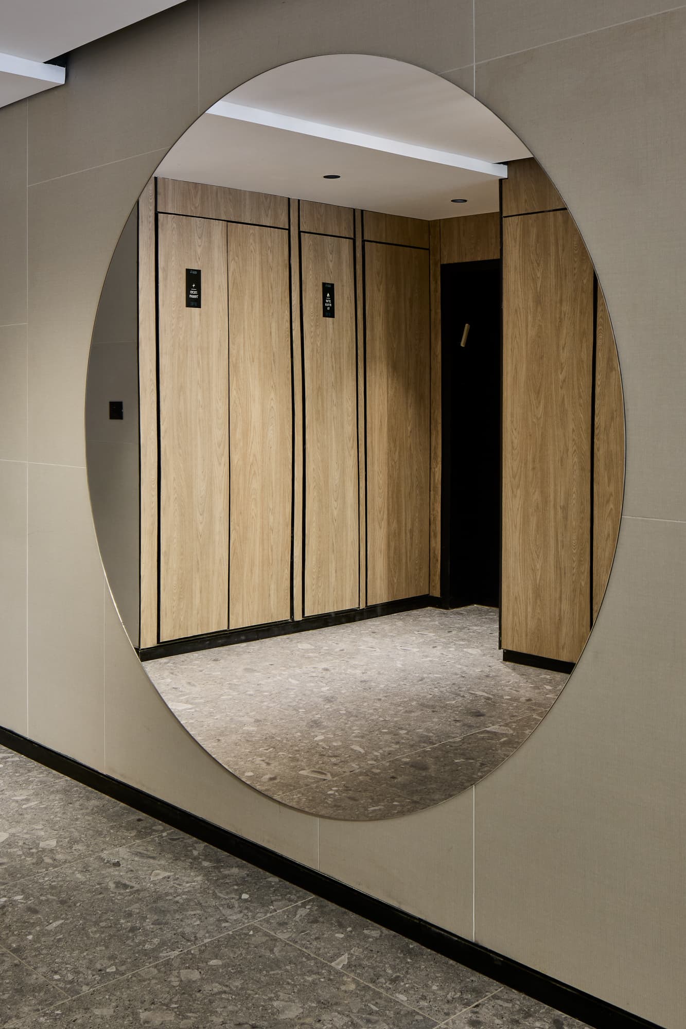 Miroir circulaire du hall de Beeri 19 reflétant le palier des ascenseurs